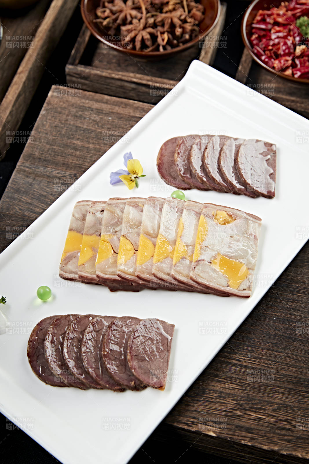 卤味拼盘压牛腱切片咸蛋黄压肘花图片