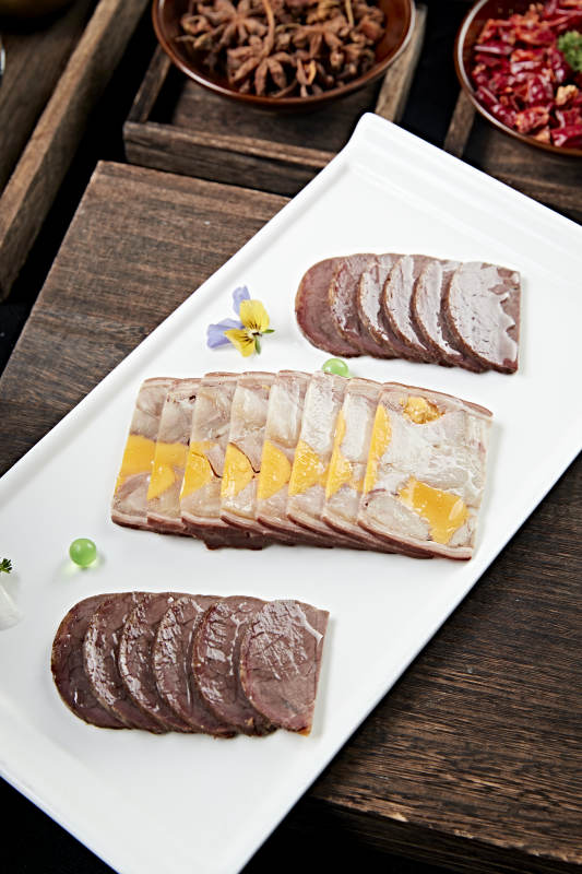 卤味拼盘压牛腱切片咸蛋黄压肘花图片