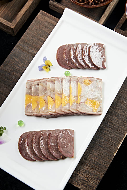 卤味拼盘压牛腱切片咸蛋黄压肘花图片