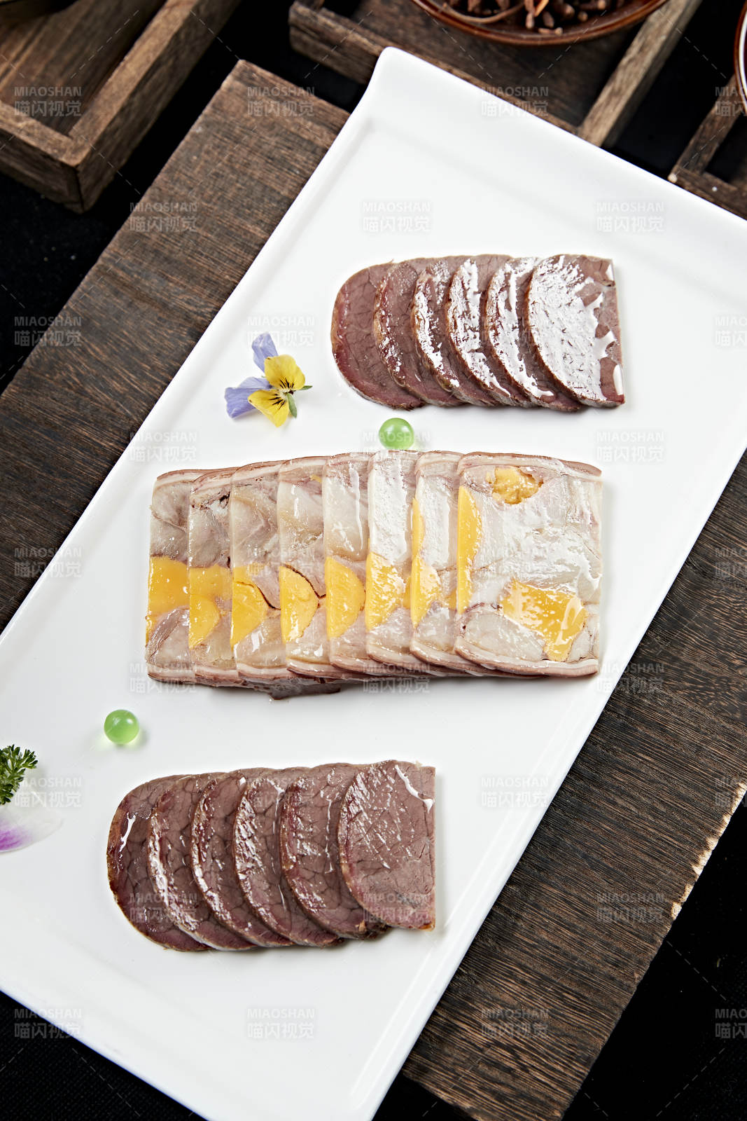 卤味拼盘压牛腱切片咸蛋黄压肘花图片