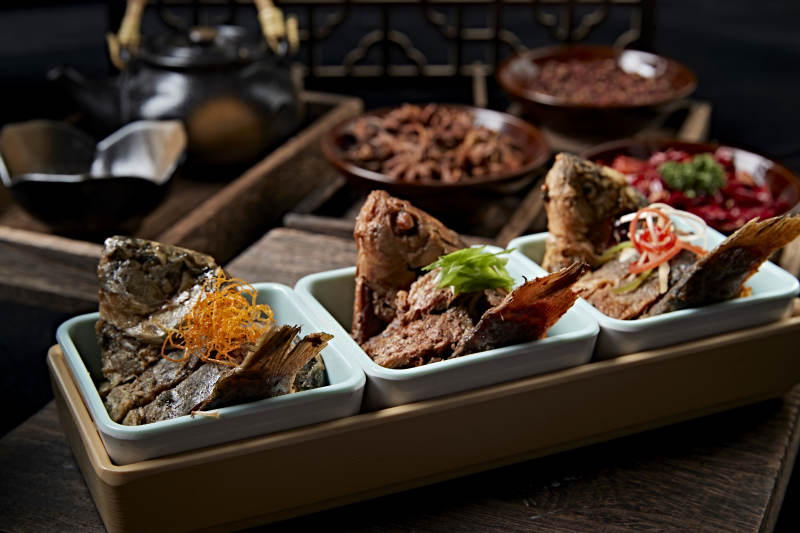 香酥炖野生高背鲫鱼图片