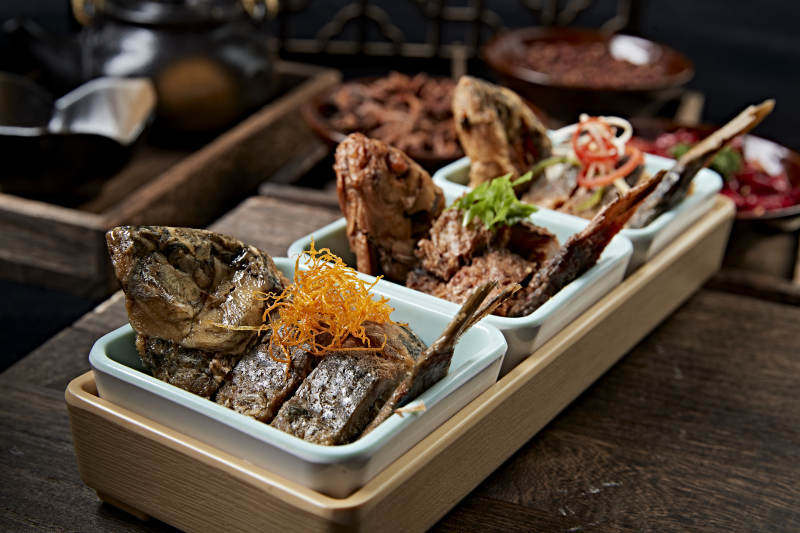 香酥炖野生高背鲫鱼图片