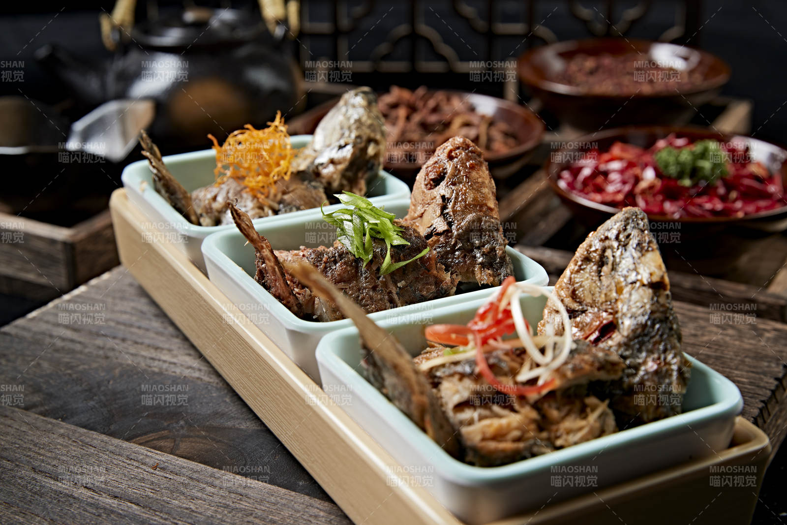 香酥炖野生高背鲫鱼图片