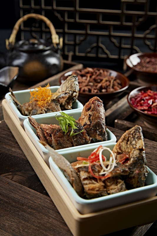 香酥炖野生高背鲫鱼图片