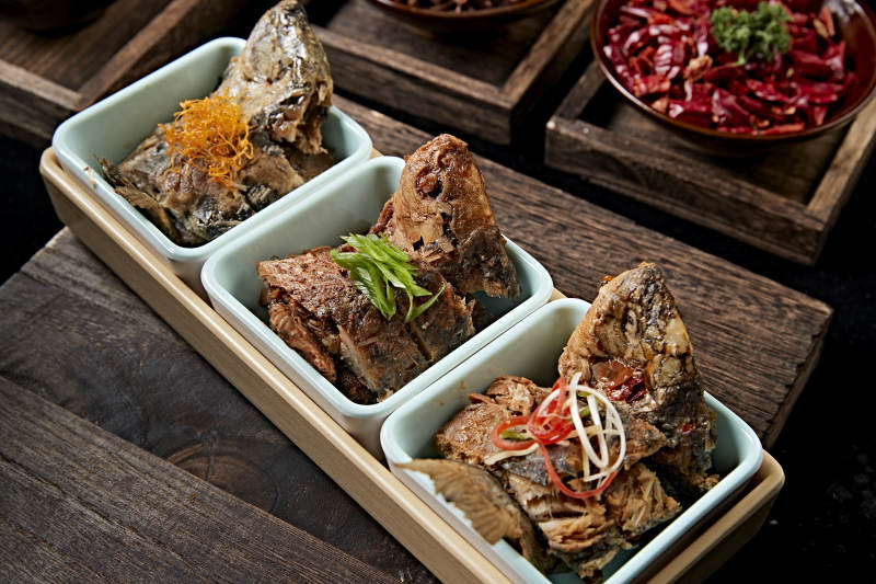 香酥炖野生高背鲫鱼图片