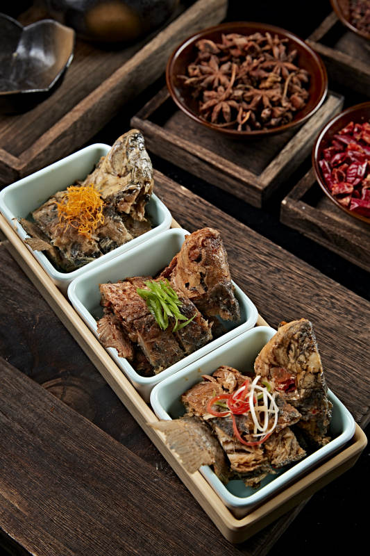 香酥炖野生高背鲫鱼图片