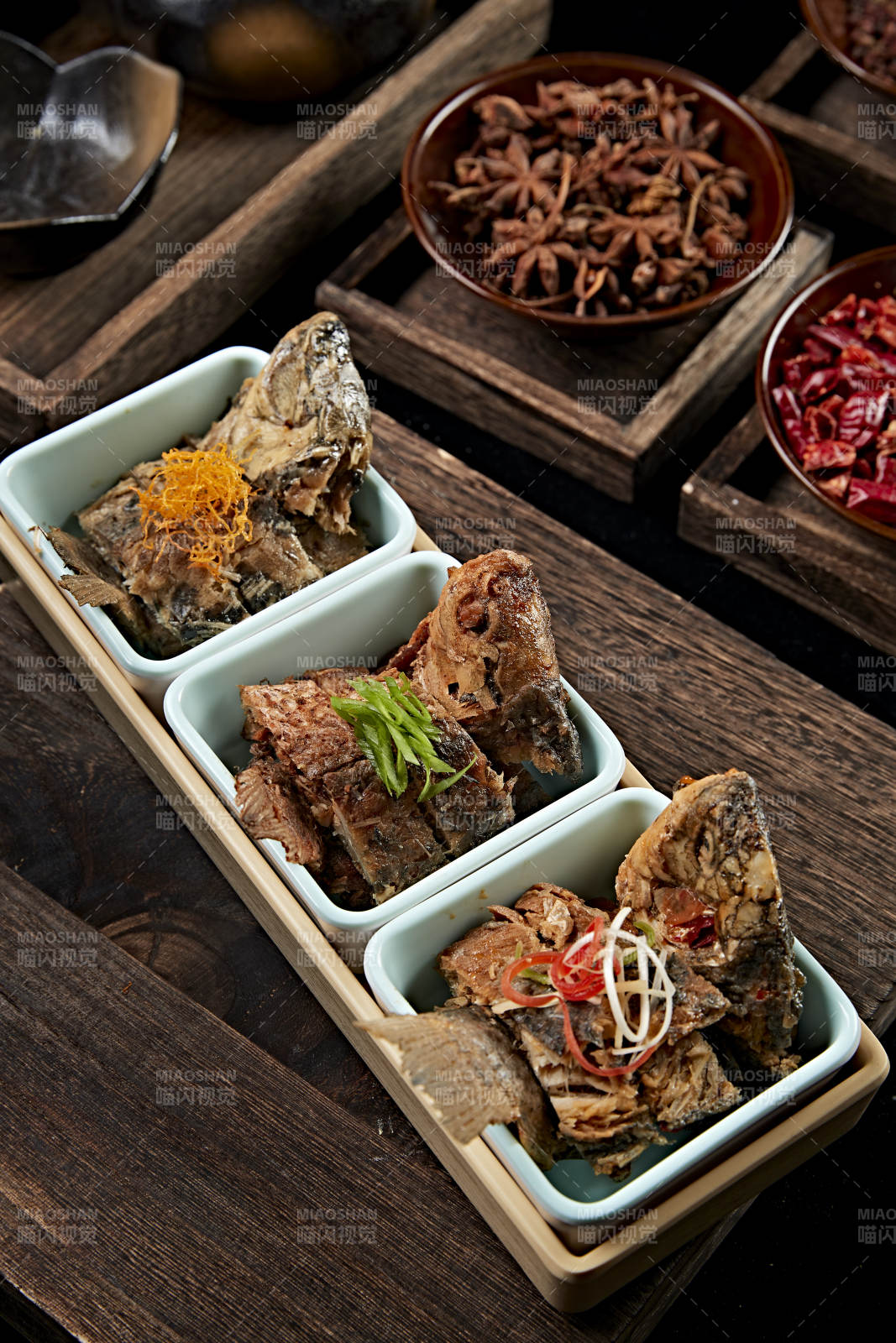 香酥炖野生高背鲫鱼图片