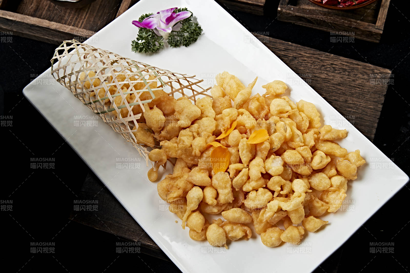 香酥油炸野生鲤鱼鱼鳞图片