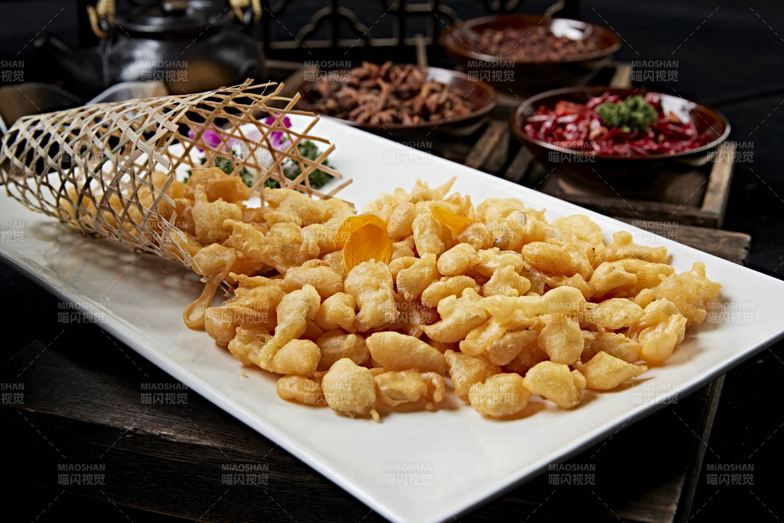 香酥油炸野生鲤鱼鱼鳞图片