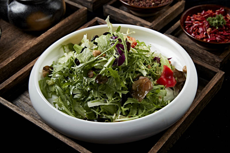 圆瓷盘装的农家拌菜图片