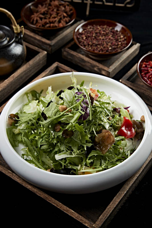 圆瓷盘装的农家拌菜图片