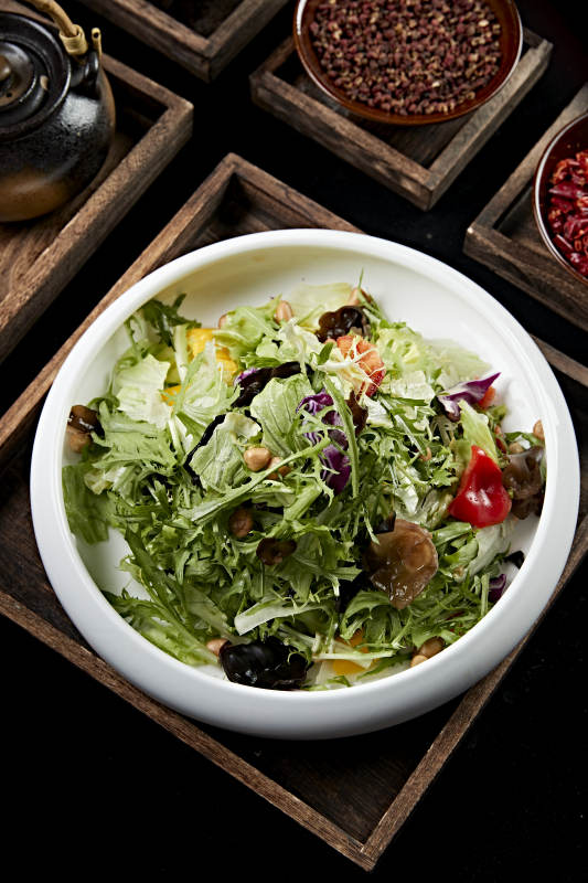 圆瓷盘装的农家拌菜图片