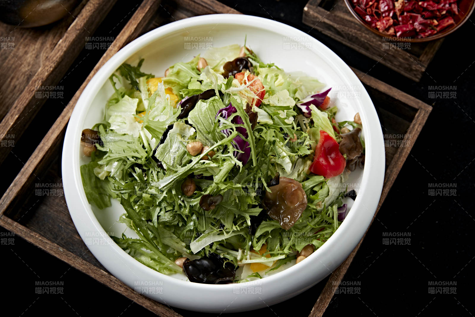 圆瓷盘装的农家拌菜图片