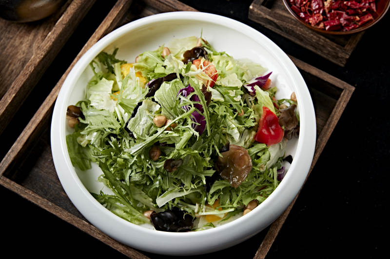 圆瓷盘装的农家拌菜图片