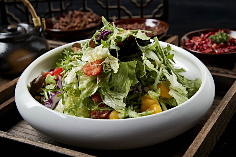 圆瓷盘装的农家拌菜图片