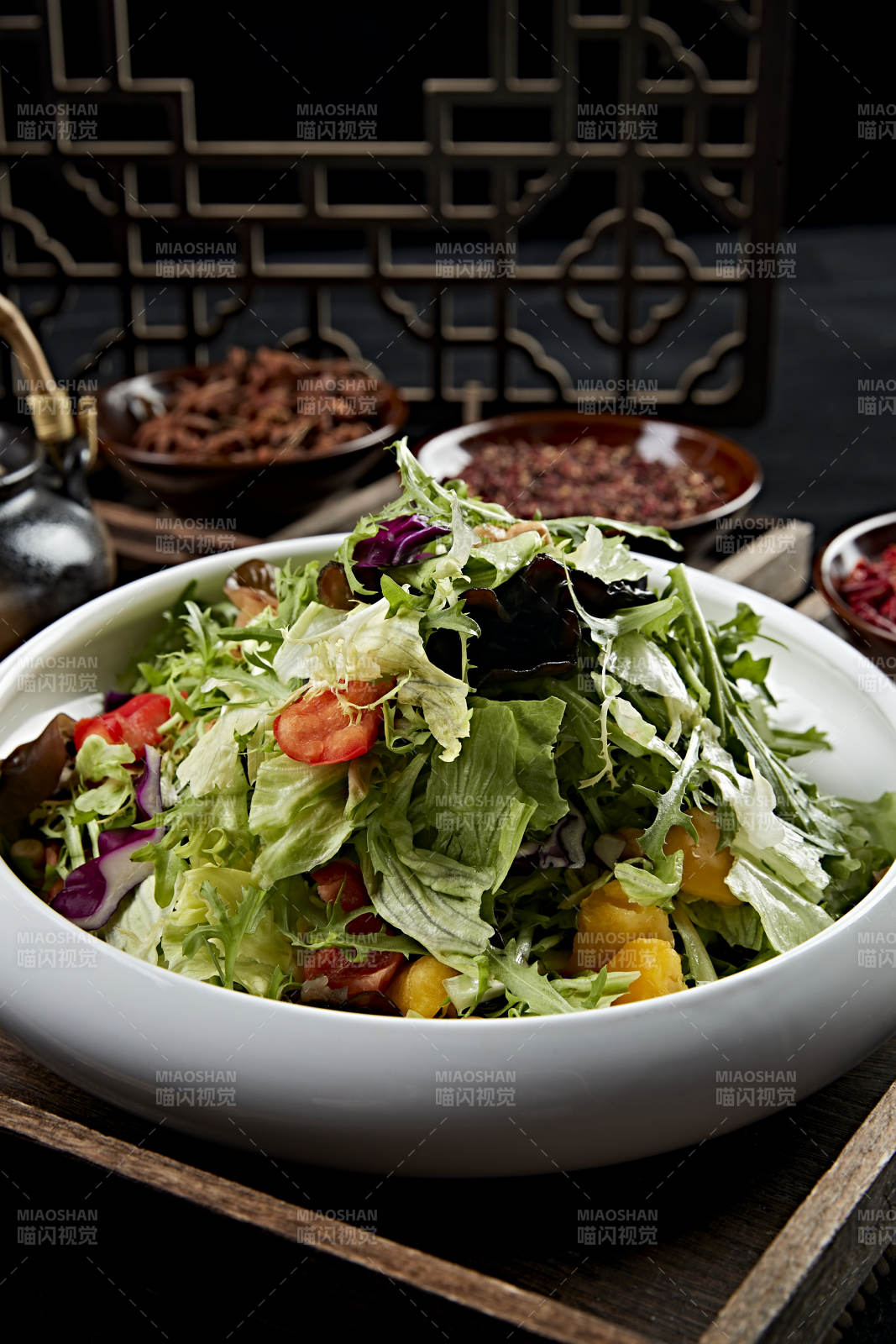 圆瓷盘装的农家拌菜图片