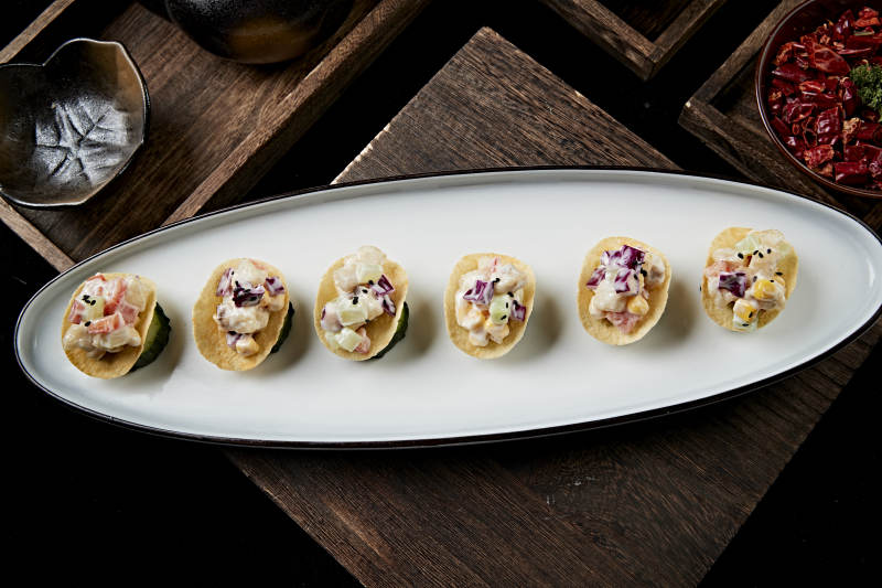 薯片配鱼肉粒果蔬沙拉图片