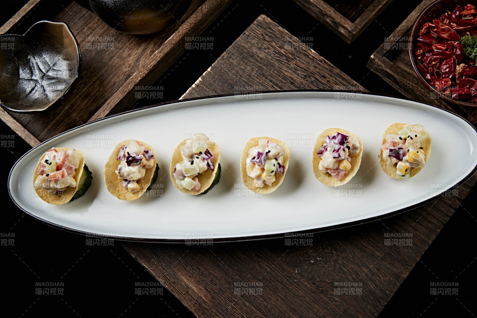 薯片配鱼肉粒果蔬沙拉图片