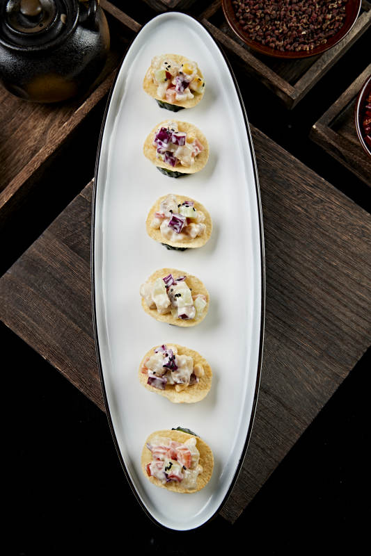 薯片配鱼肉粒果蔬沙拉图片