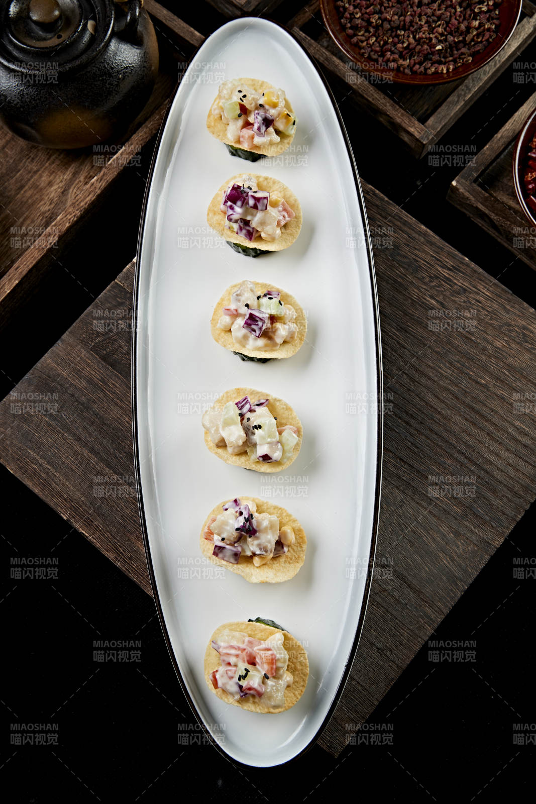 薯片配鱼肉粒果蔬沙拉图片