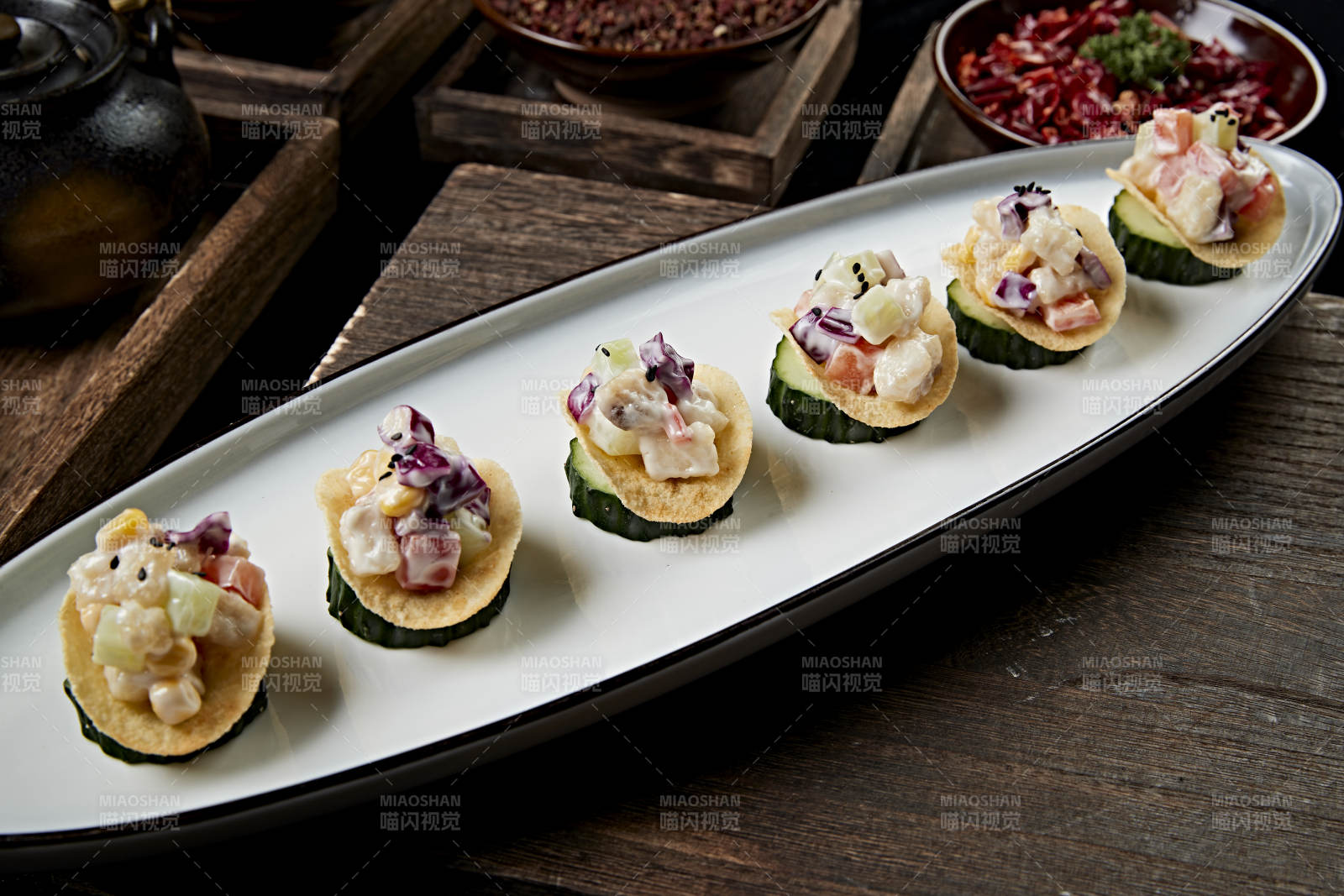 薯片配鱼肉粒果蔬沙拉图片