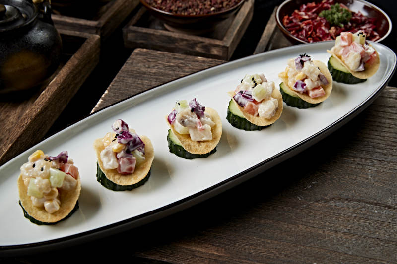 薯片配鱼肉粒果蔬沙拉图片