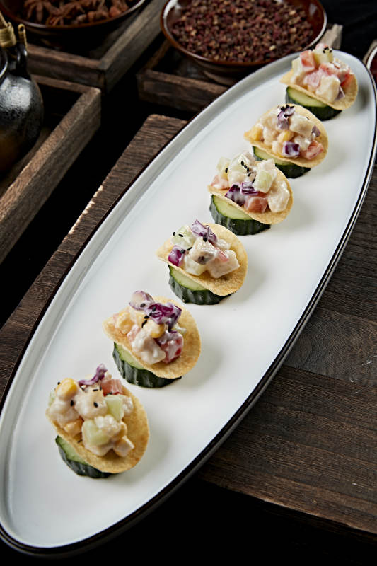 薯片配鱼肉粒果蔬沙拉图片