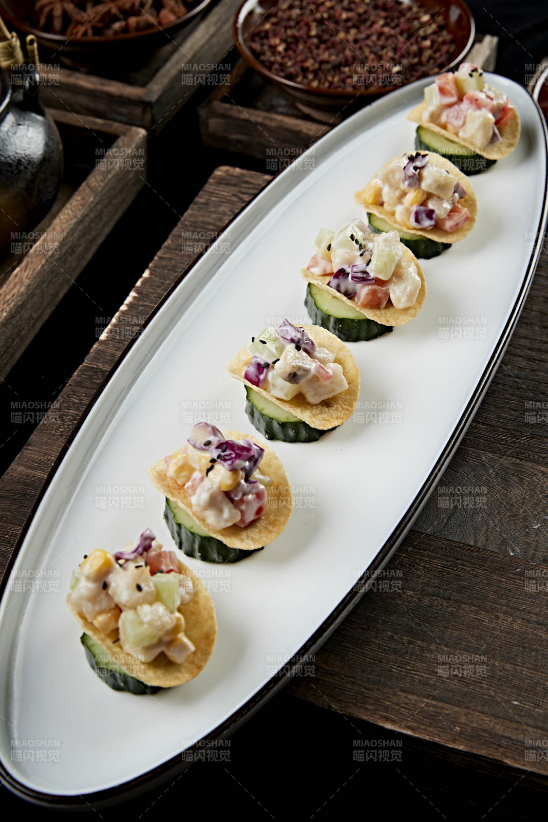 薯片配鱼肉粒果蔬沙拉图片