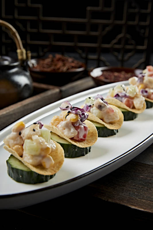 薯片配鱼肉粒果蔬沙拉图片