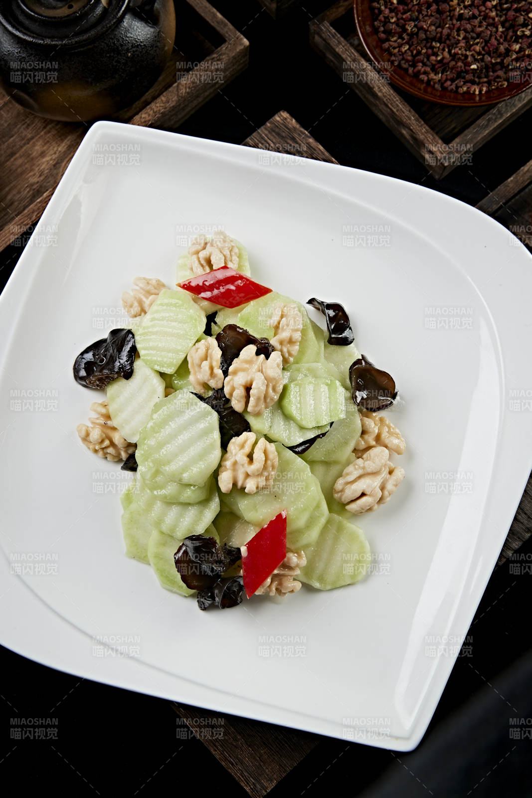 彩椒木耳芦笋炒鲜核桃仁图片