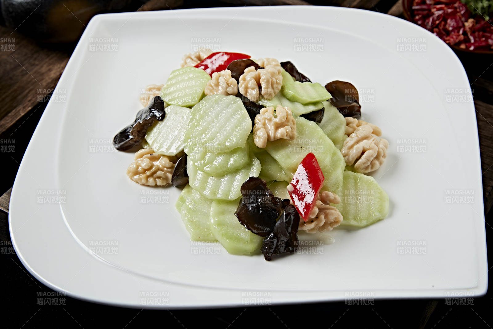 彩椒木耳芦笋炒鲜核桃仁图片