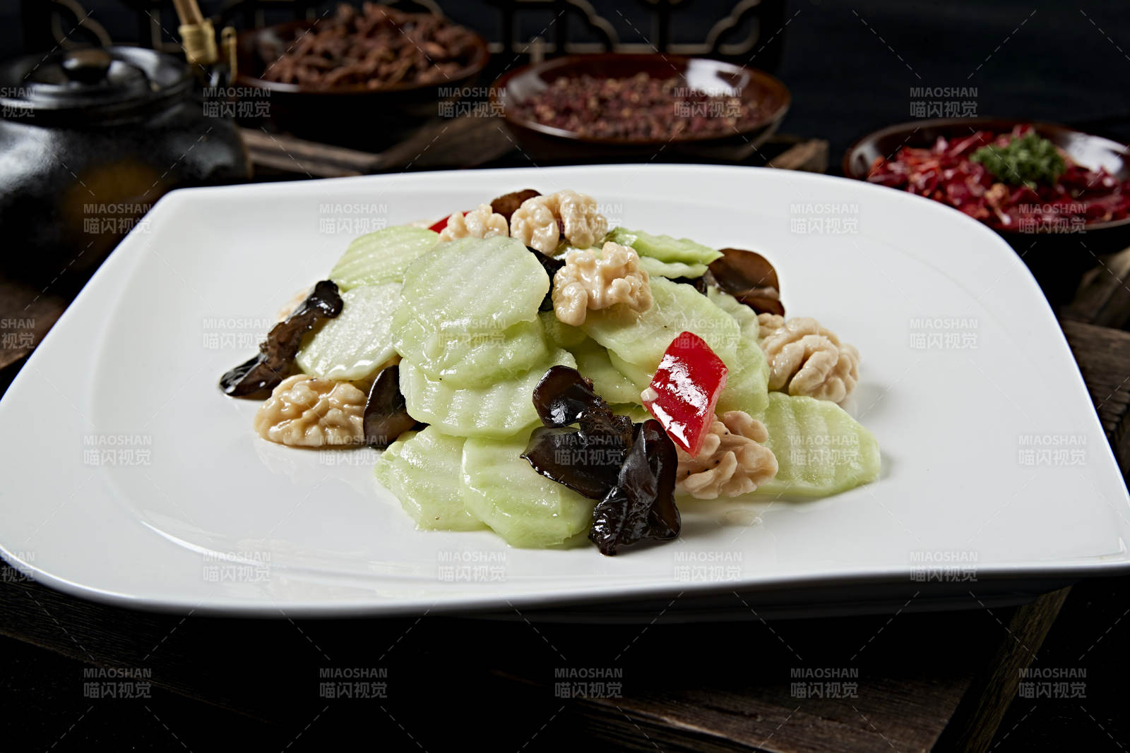 彩椒木耳芦笋炒鲜核桃仁图片