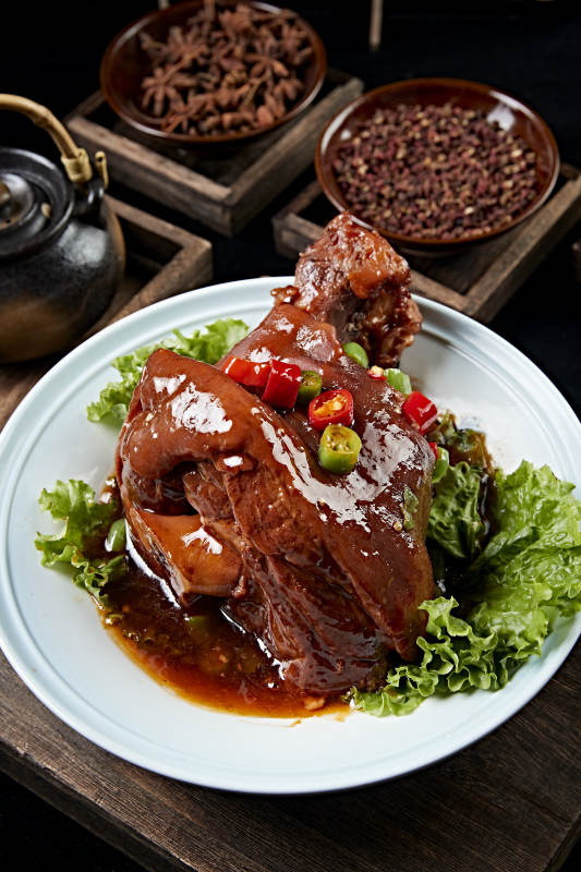 婚宴菜浇汁红焖肘子图片