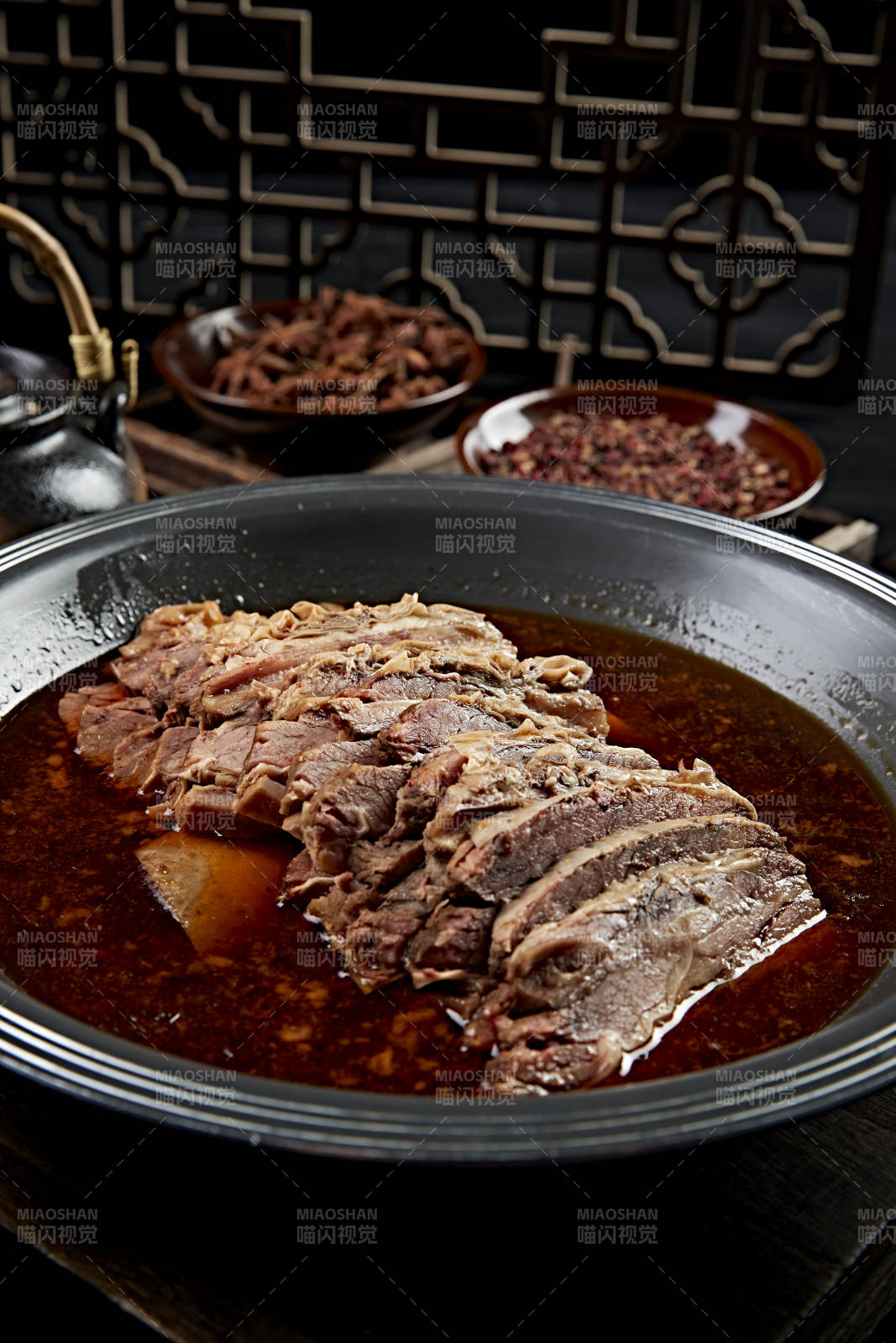 红油炖煮牛五花肉图片