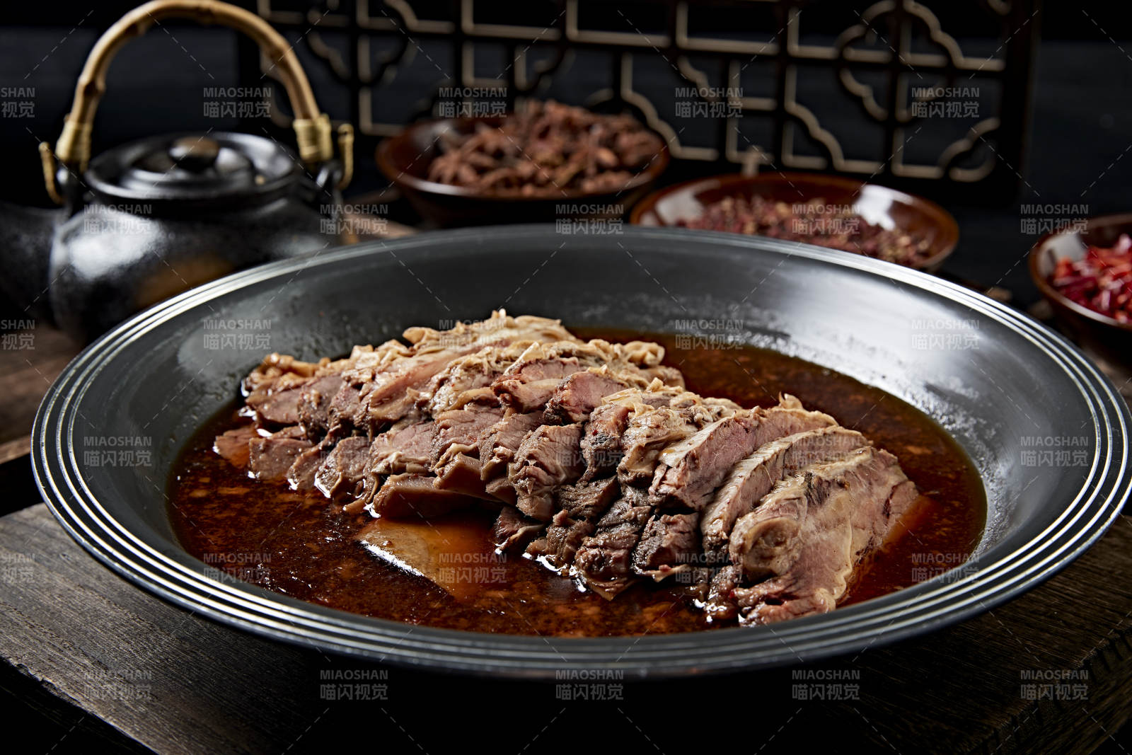 红油炖煮牛五花肉图片