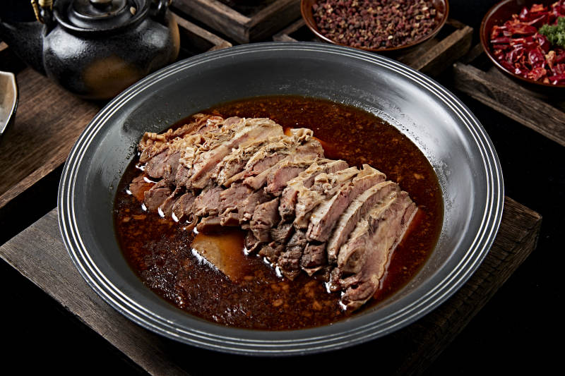 红油炖煮牛五花肉图片