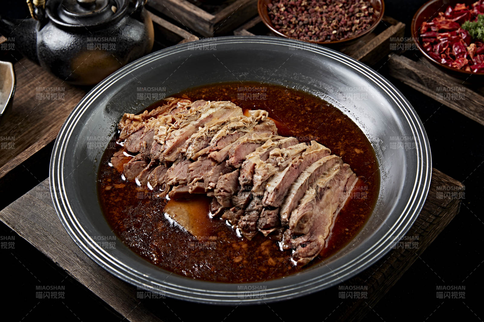 红油炖煮牛五花肉图片