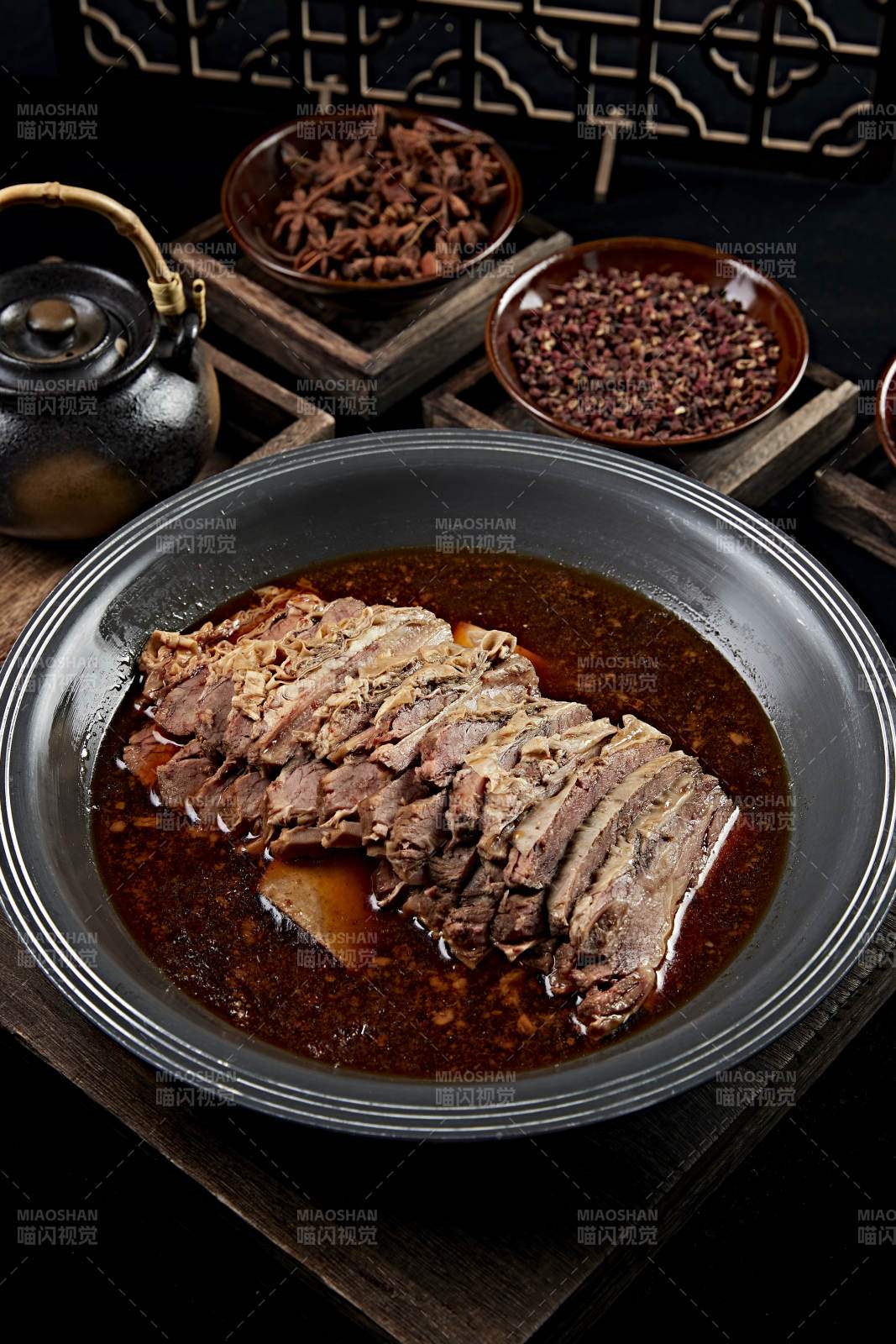 红油炖煮牛五花肉图片