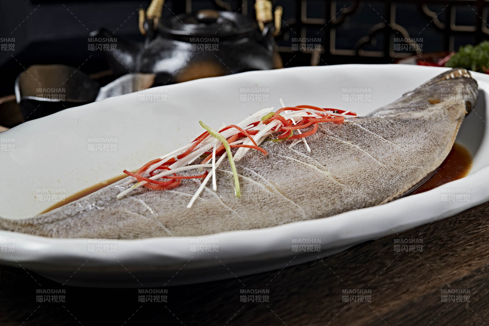 浇汁清蒸海鲈鱼图片