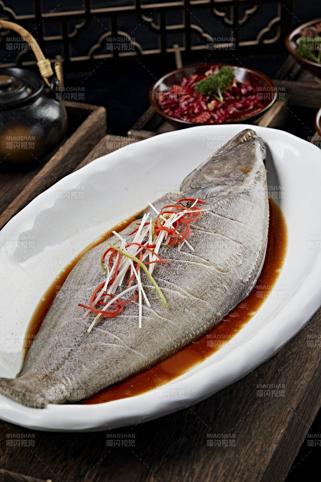 浇汁清蒸海鲈鱼图片