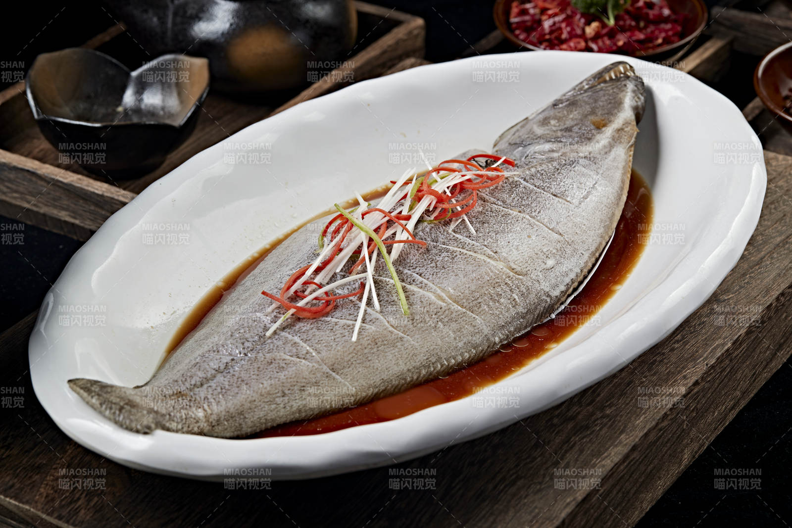 浇汁清蒸海鲈鱼图片