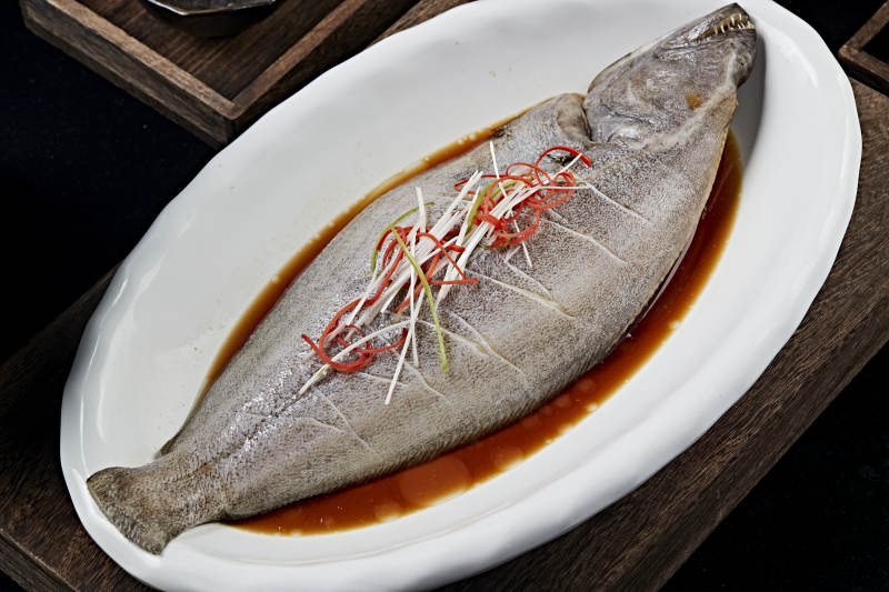 浇汁清蒸海鲈鱼图片