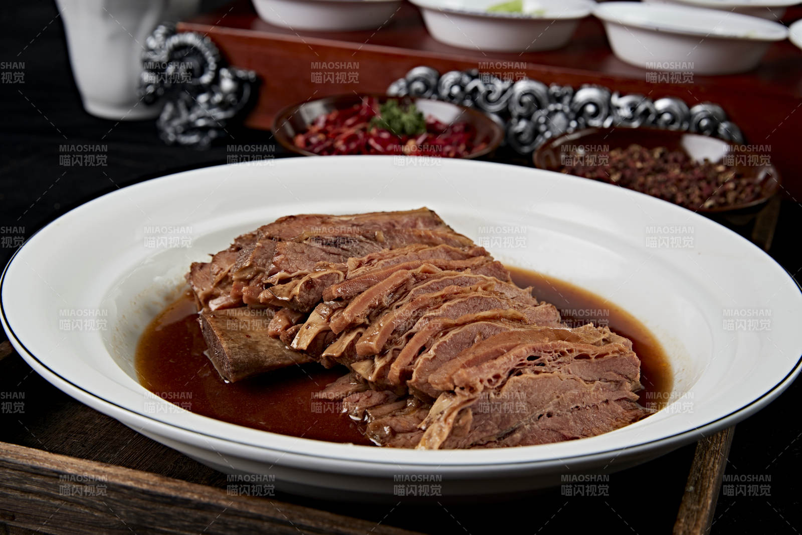 红油炖煮牛五花肉图片