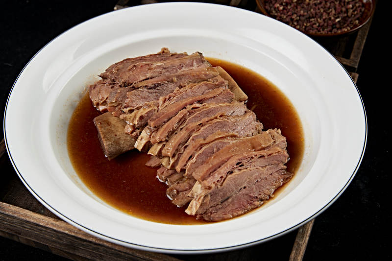 红油炖煮牛五花肉图片