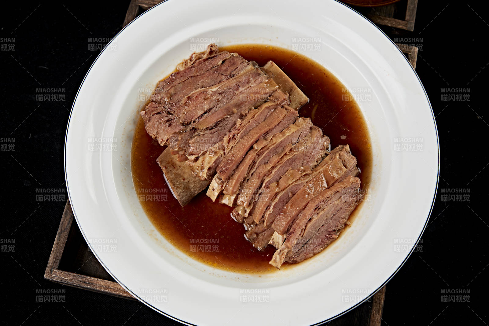 红油炖煮牛五花肉图片