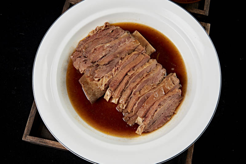 红油炖煮牛五花肉图片