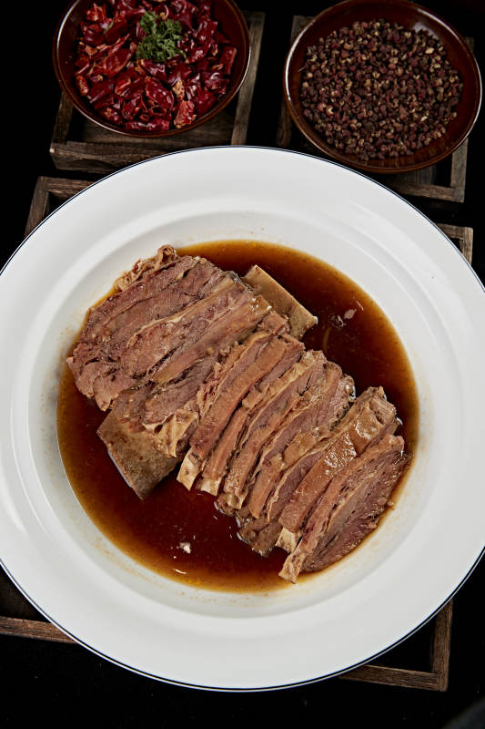 红油炖煮牛五花肉图片