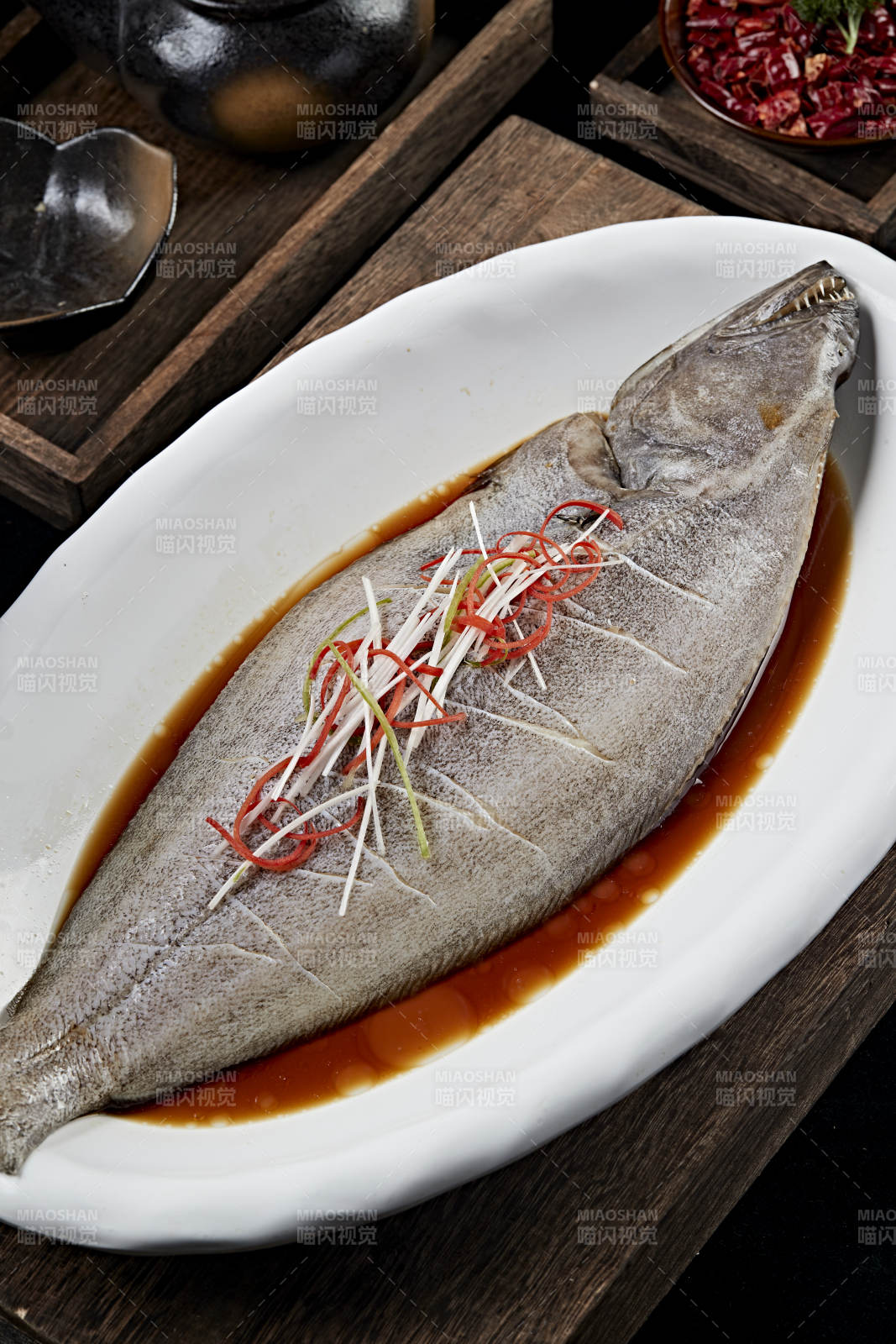 浇汁清蒸海鲈鱼图片