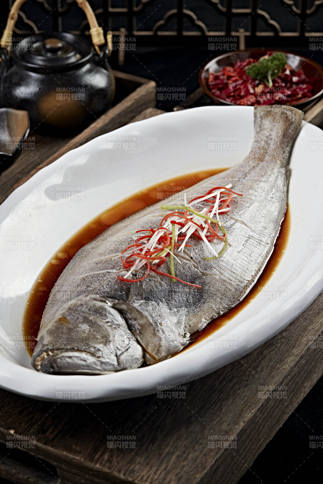 浇汁清蒸海鲈鱼图片