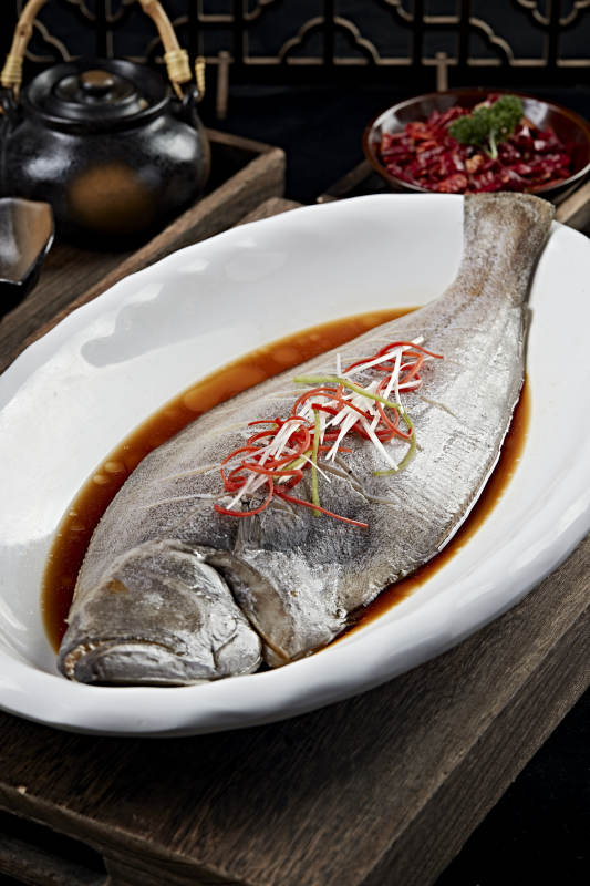 浇汁清蒸海鲈鱼图片